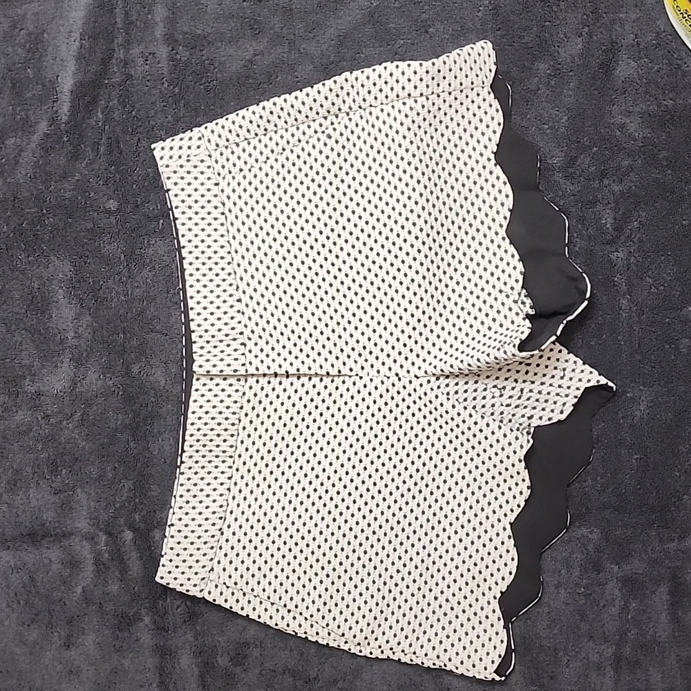 ELLE Scallop Hem Polka Dot Shorts *PERFECT!* Sz. 6 Black/White